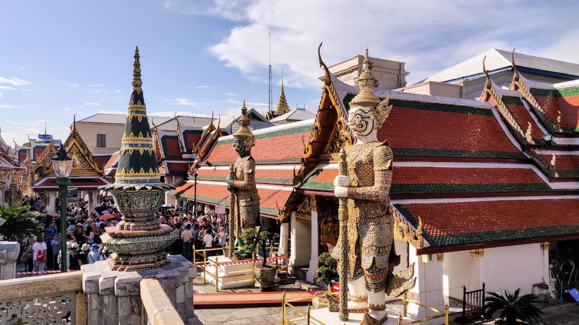 Your Guide to Temple Hopping in Bangkok (4 Must See Temples + Map and visiting Grand Palace)