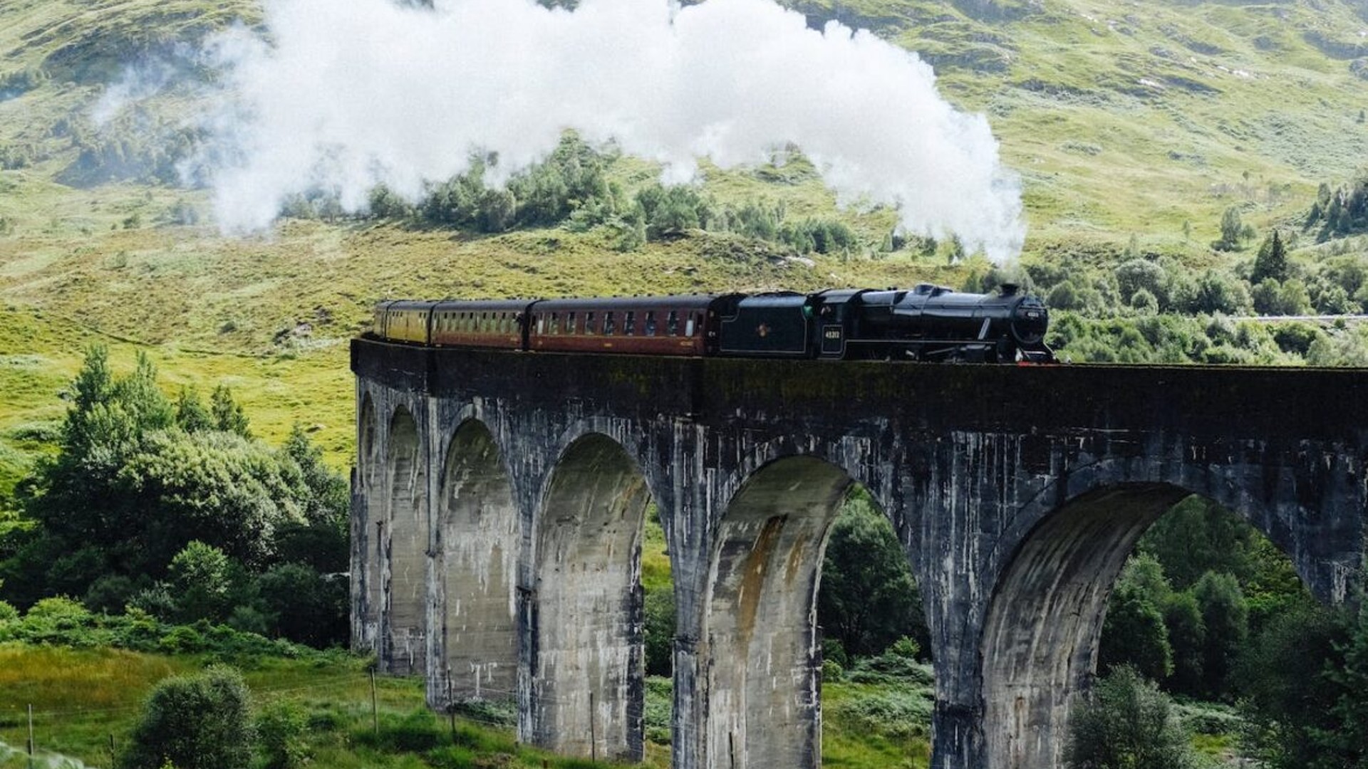 Glenfinnan Viaduct Viewpoint – How to See the Hogswarts Express